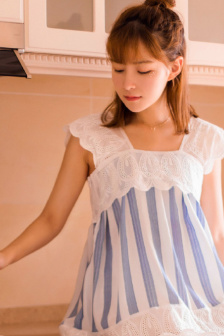 美女裸胸